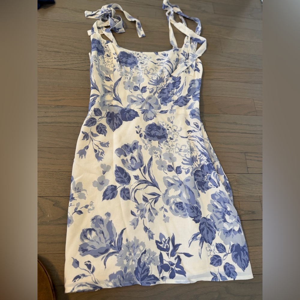 Reformation Blue and White Floral Miini Dress. Ties at shoulders. Classic stye.
